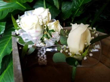 Classic - Eggshell rose -wristlet and boutonniere